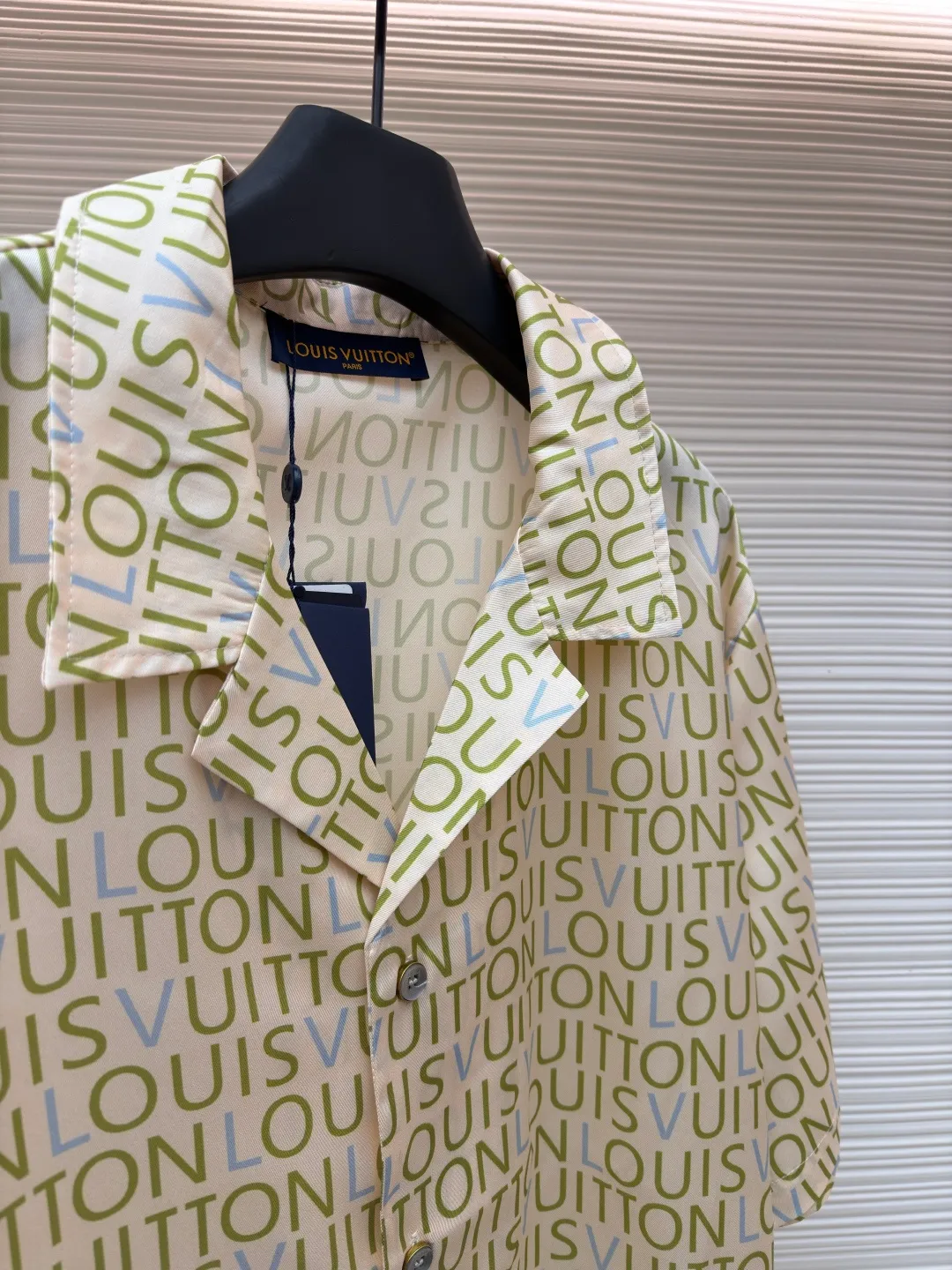 LOUIS VUITTON full-print letter short-sleeved shirt ●Item number: 1682512-A50 ●Material: cotton fabric ●Technology: printing production ●Color: apricot ●Version: fitted version ●Weight: about 180 grams ●Size: S-M-L-XL ●Description: Made of high-thread-count pure cotton poplin fabric. The fabric is treated with pre-washing water and feels smooth and breathable. It has good drape and stiffness, and is not easy to wrinkle and deform. The brand letter pattern printed all over the body of the garment is produced using digital direct printing technology. The color reproduction is high and the pattern is delicate. It is not easy to fade and smudge after high-temperature fixation treatment. The letters are neatly arranged to highlight the brand recognition. The shirt is designed with a Cuban collar, the neckline is smooth and natural, and the buttons at the placket are made of custom mother-of-pearl buttons, which have a warm and shiny texture. The overall cut is a loose silhouette, the shoulder joints are flat-stitched, the stitching is straight and fine, the cuffs are short-sleeved cuffs, and the details are exquisite. The customized accessories and three labels are complete, making it easily suitable for casual vacations and daily outings. The overall wiring is straight and delicate, the fabric is comfortable and soft, and the color is consistent without color difference. It can be matched with the same style to create a fashionable look and control various occasions. Customized accessories, complete with three standards, same style for men and women!